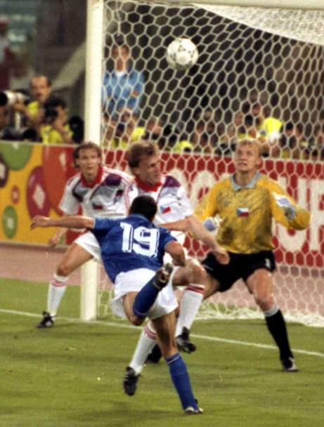 Dopo l’esordio a fine marzo in amichevole contro la Svizzera, Salvatore Schillaci inizia l’avventura azzura al Mondiale. E l’inizio del trionfo personale: segna in tutte le gare tranne contro gli Stati Uniti, diventando capocannoniere del torneo. Qui il gol di Schillaci ad inizio partita (9’) che porta in vantaggio l’Italia contro la Cecoslovacchia, il 19 giugno1990 nella fase eliminatoria del torneo. La partita si conclude con il risultato di 2-0 grazie al raddoppio di Roberto Baggio al 78’. (Ap)